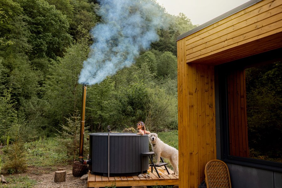 Cabañas en guatemala con jacuzzi - Private outdoor hot tub surrounded by nature with steam rising in a peaceful setting.