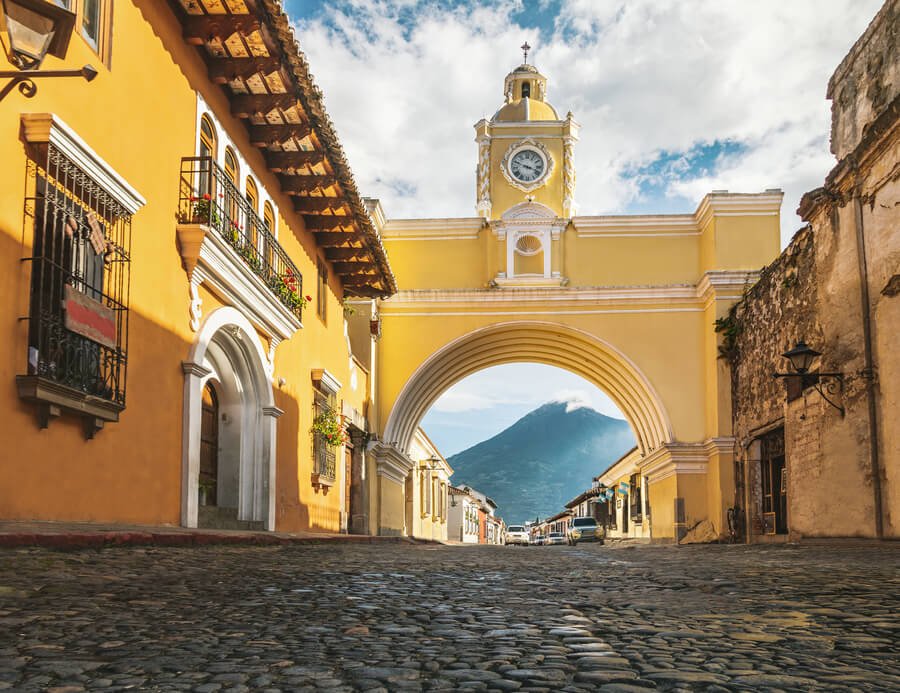 Antigua guatemala ruins - Arco de Santa Catalina en Antigua Guatemala con calles empedradas y arquitectura colonial.